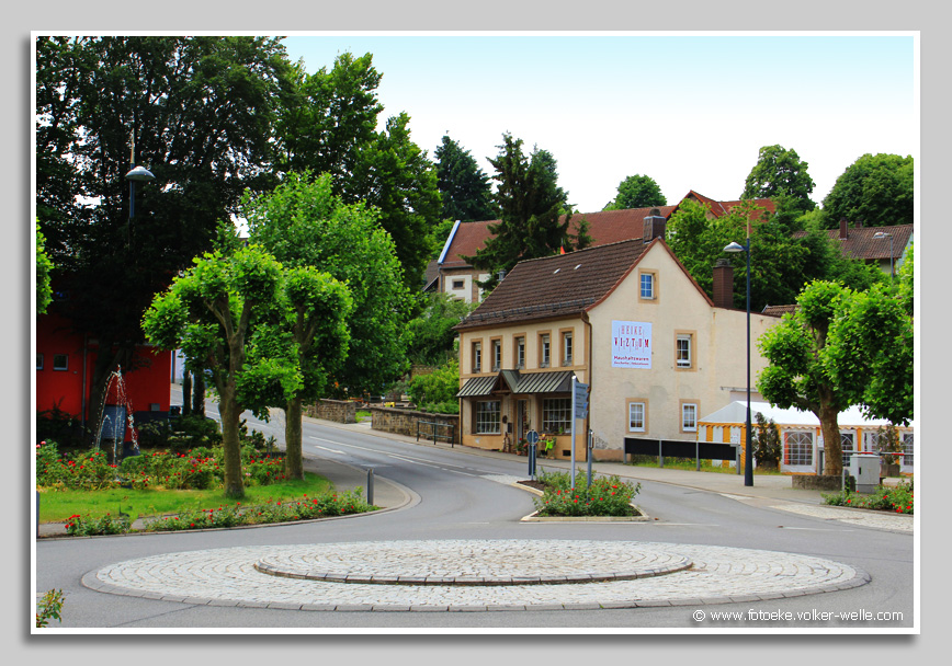 Kusel - der Kreisverkehr verbindet Glanstraße und Bahnhofstraße mit der L360 und der L362