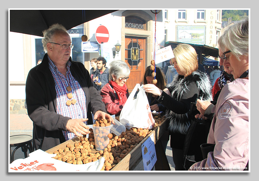 Ein über die Grenzen hinaus beliebtes Volksfest in Vianden ist der Veiner Nëssmoort - Viandener Nussmarkt.