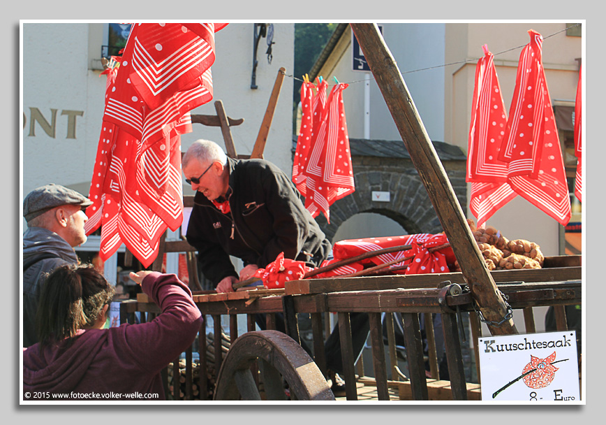 Nussmarkt Vianden, Kuutschesaak gefüllt mit Nüssen