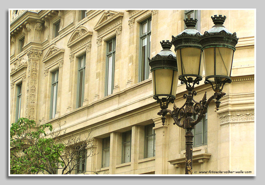 Straßenzug in Paris mit alter Straßenlaterne