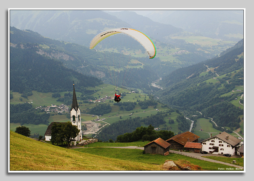 Gleitschirmflieger in Ladir,Schweiz