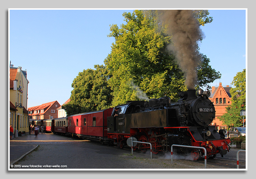 Die Schmalspurbahn Molli fährt mitten durch Bad Doberan