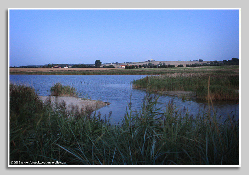 Abendstimmung am Riedensee zwischen Kägsdorf und Kühlungsborn mit Blick auf den Leuchtturm Bastdorf