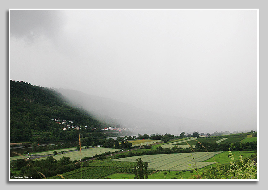 Aufziehender Starkregen bei Oberbillig an der Mosel 