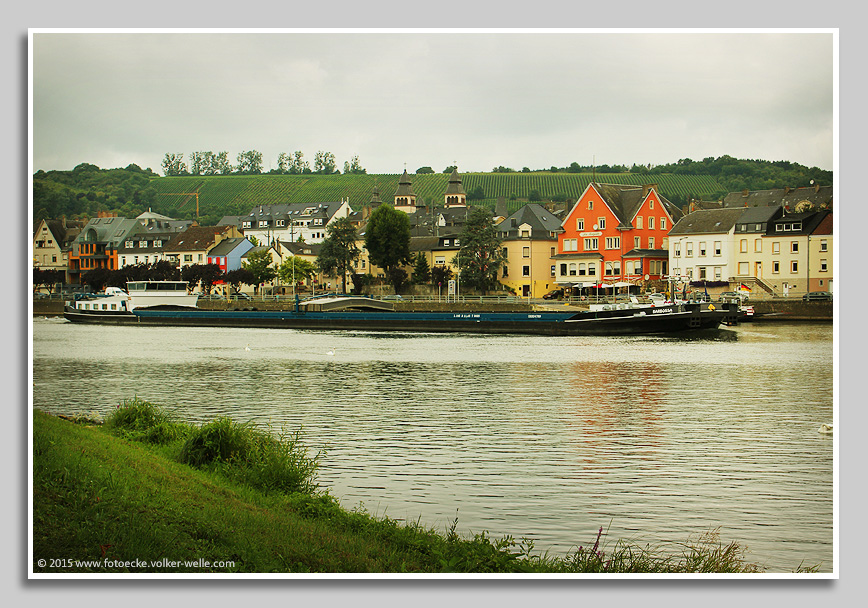 Frachtschiff "Barbossa" passiert Wasserbillig