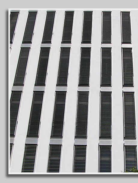 Fensterfront eines Bankhauses auf dem Luxemburger "Kirchberg"