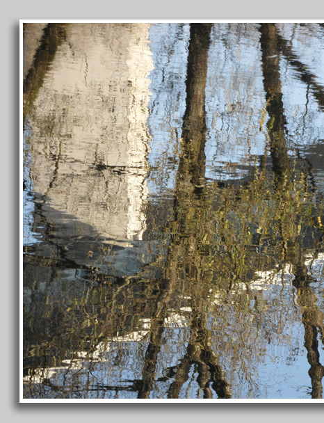 Spiegelung der Autobahnbrcke in der Sauer 
