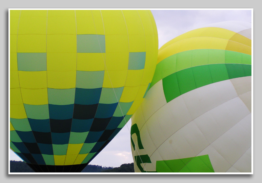 Heiluftballone auf dem Flugplatz Fhren