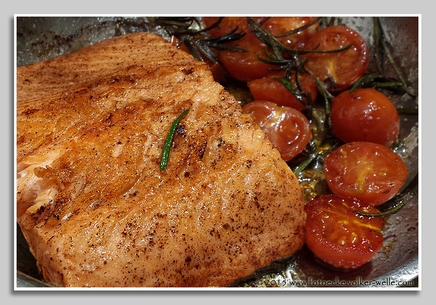Lachsfilet und Kirschtomaten in Rosmarinöl gebraten