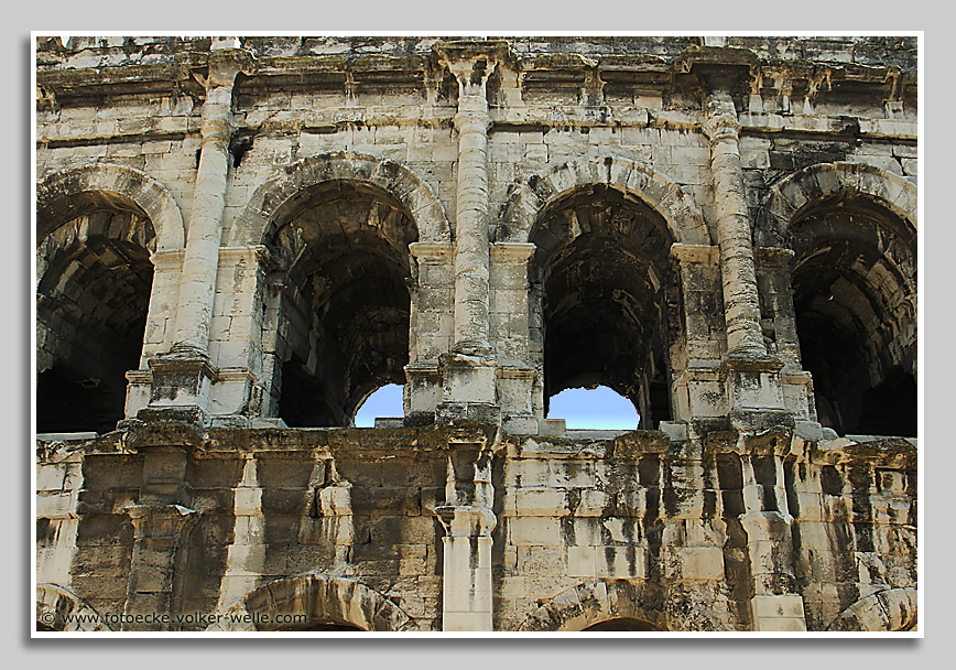 Nimes, Arena
