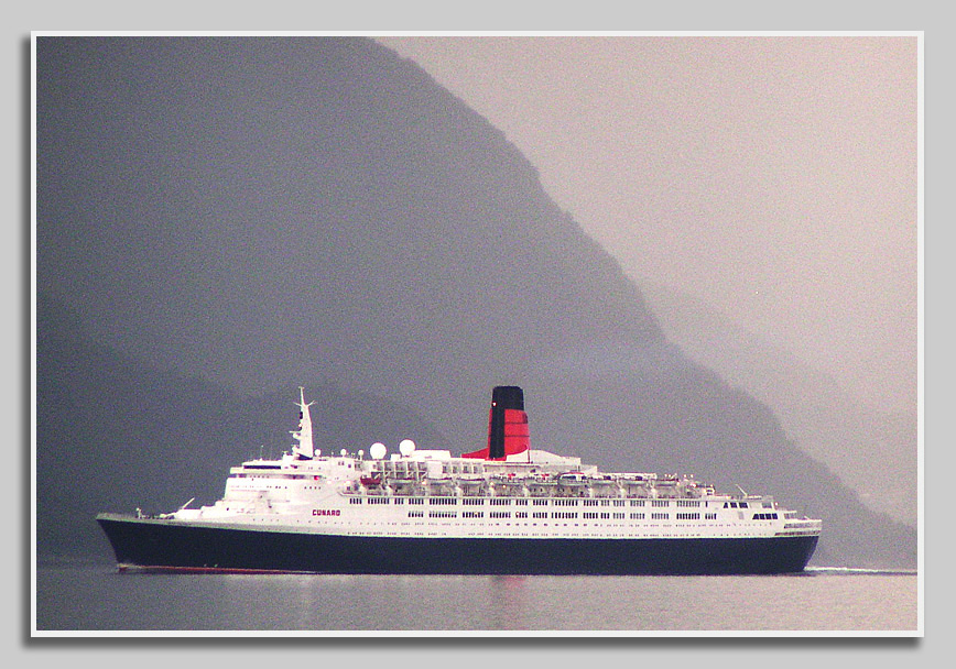"Queen Elithabeth II" im Sognefjord