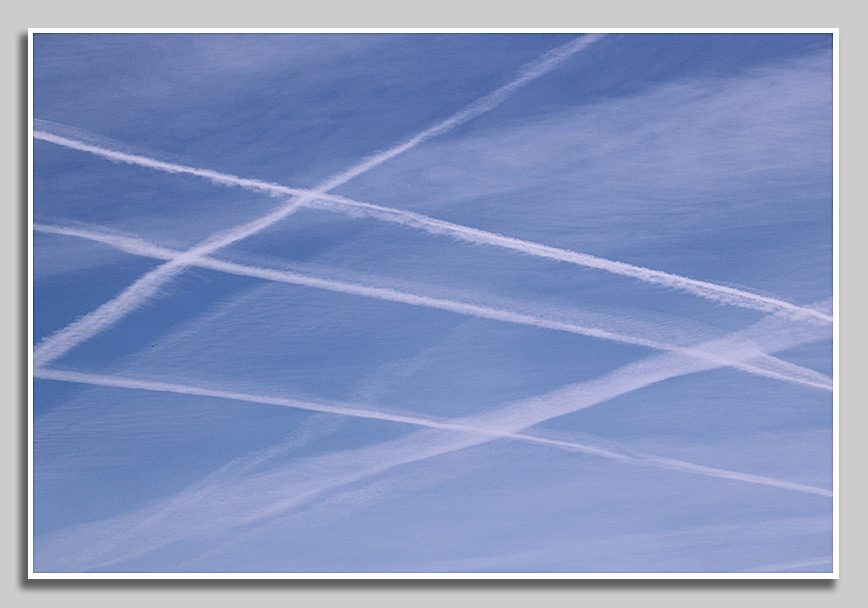 Kondensstreifen am Himmel ber Landau in der Pfalz.