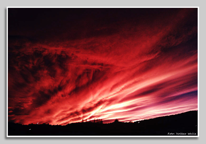 Dramatische Wolkenbildung ber Konz-Knen am 04. November 2012